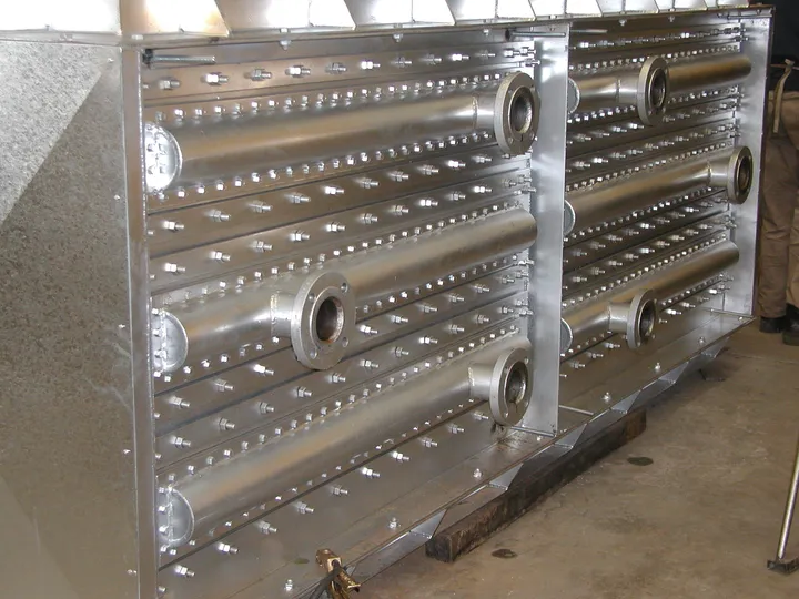 Detalle de intercambiador de calor industrial fabricado bajo normas ISO 9001